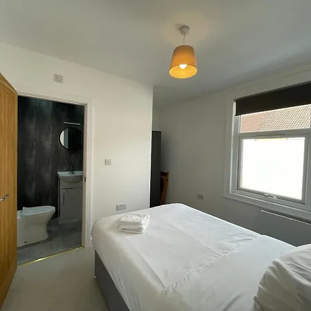 2 With Private En-suite Centre Ts1 *
