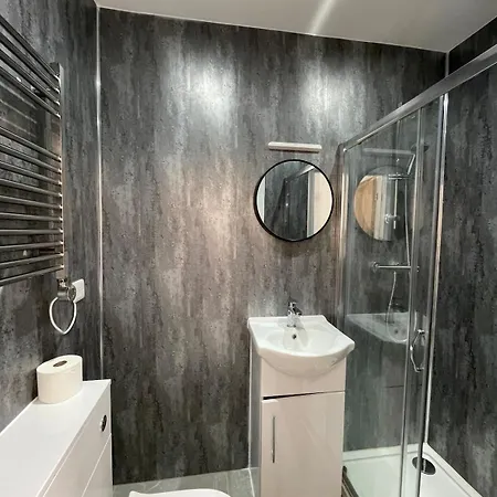 2 With Private En-suite Centre Ts1 *
