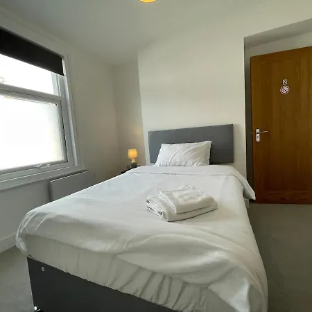 2 With Private En-suite Centre Ts1