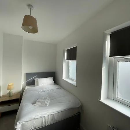 2 With Private En-suite Centre Ts1 *